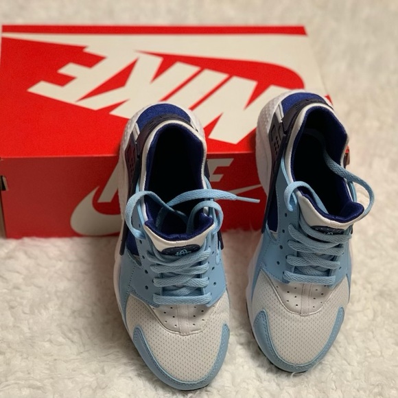 Nike Shoes - Nike Huarache Sneakers 5.5 Y Sz 7
Color: white/deep royal blue/light blue 💕